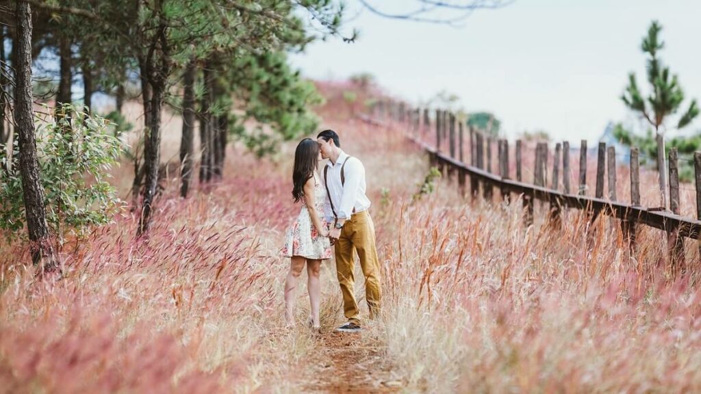 Dicas para fazer a lista de presente de casamento online 3 Casal com presentes de Casamento online