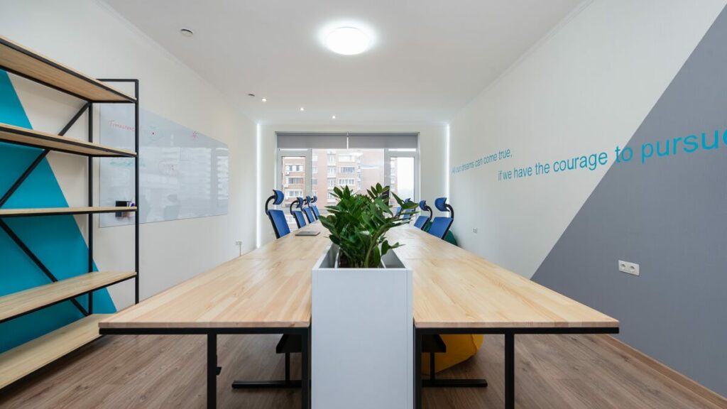 Como a iluminação influencia no ambiente de trabalho