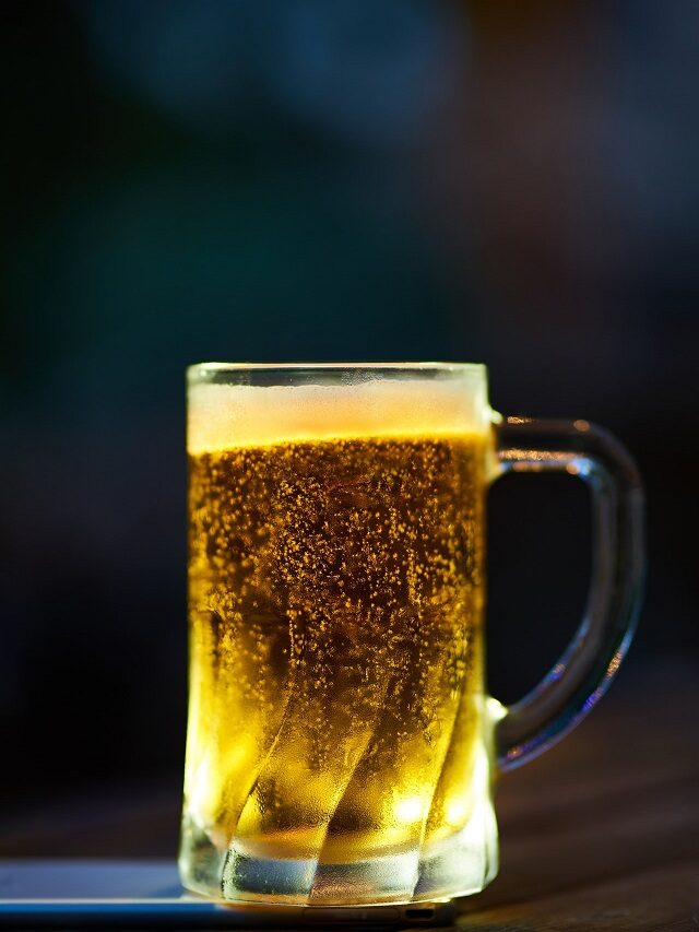 Como servir cervejas? Aprenda o jeito certo para cada tipo
