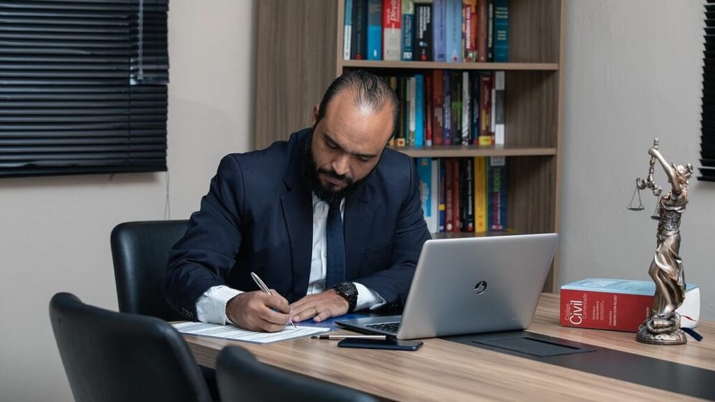 Advogado em seu escritório de Advocacia