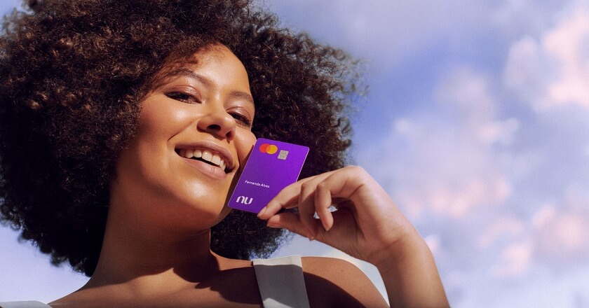 Mulher com cartão Nubank