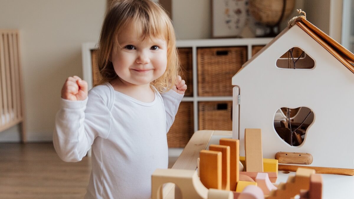 Como transformar o escritório em um quarto de bebê? 23 Criança brincando em quarto que era um escritório