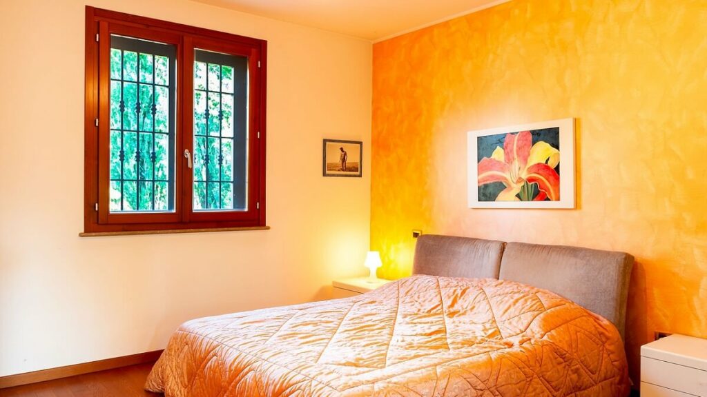 Decoração colorida no quarto, tons de laranja