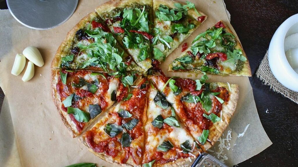 Como cuidar de manjericão: 11 dicas fundamentais do plantio a colheita, veja já! 7 Pizza de manjericão, tomate e queijo.