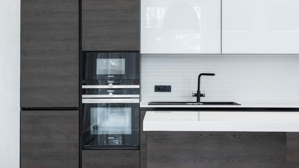 Veja os 4 principais eletrodomésticos que os recém casados precisam 2 Cozinha com armários em branco e marrom e eletrodomésticos