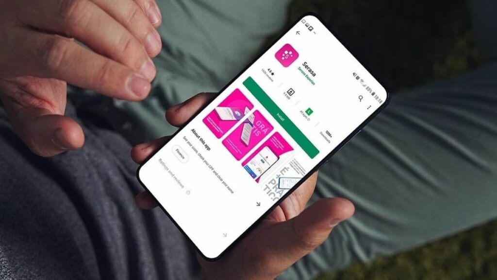 WhatsApp Serasa: Telefones, Atendimento, SAC 0800, Central de atendimento e demais formas de contato 2 App do Serasa. App do Serasa aberto no celular