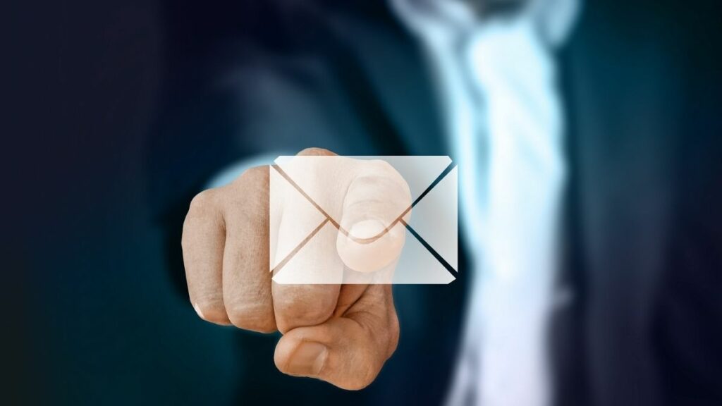 WhatsApp Claro: Telefones, SAC 0800, Ouvidoria e todas as outras formas de contato 2 E-mail da Claro. Homem apontando para o e-mail