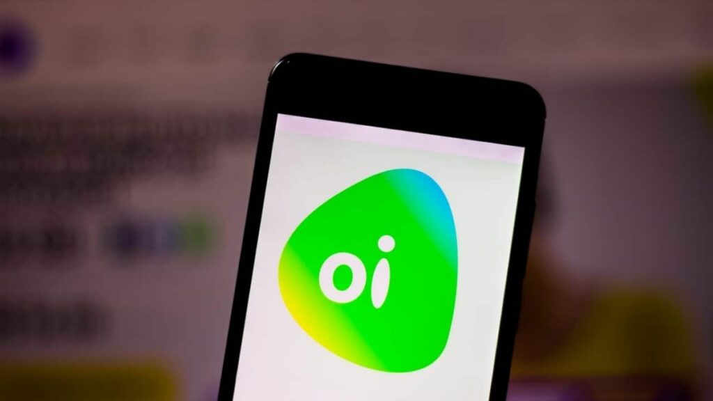 WhatsApp da Oi. celular com o logo da Oi