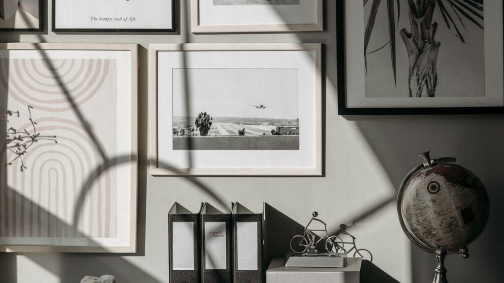Quadros decorativos na parede com tons parecidos