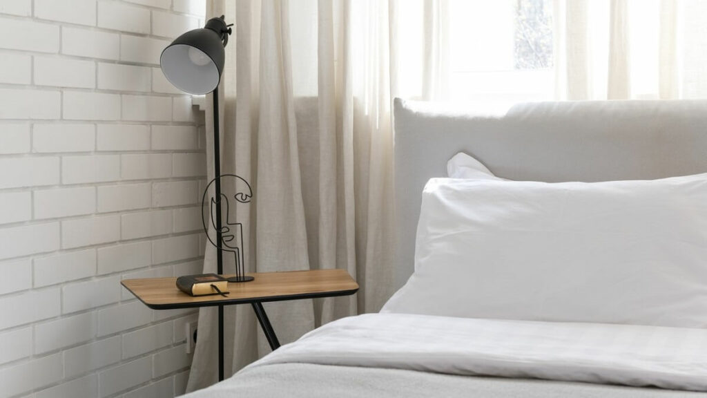 Quarto minimalista com detalhes que fazem referencia ao estilo