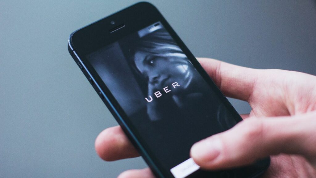 Telefone Uber: WhatsApp, SAC 0800, Chat online, Suporte e demais formas de contato 2 Telefone Uber. Celular com o app aberto