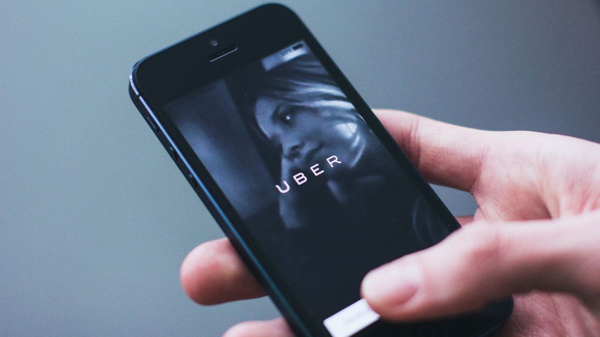 Telefone Uber: WhatsApp, SAC 0800, Chat online, Suporte e demais formas de contato 21 Telefone Uber. Celular com o app aberto