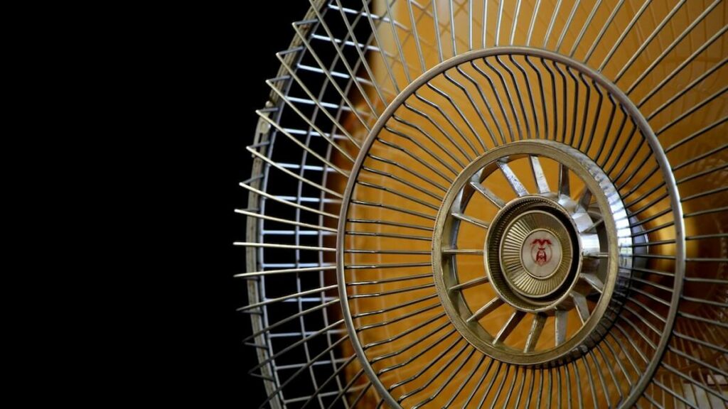 Como limpar ventilador: Confira o passo a passo e faça corretamente! 1 Ventilador em movimento com fundo preto