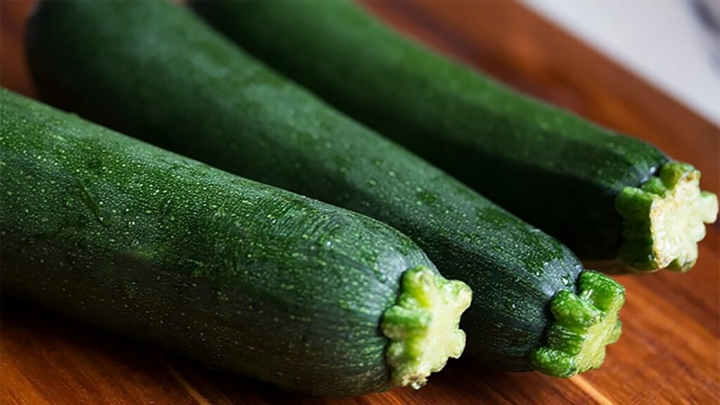 Como plantar pepino: 11 dicas do plantio a colheita (Guia Completo) 2 Pepinos recém colhidos da horta