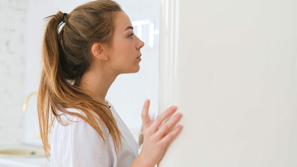 Como tirar cheiro da geladeira: 10 dicas práticas, naturais e econômicas! 3 Mulher loira abrindo geladeira