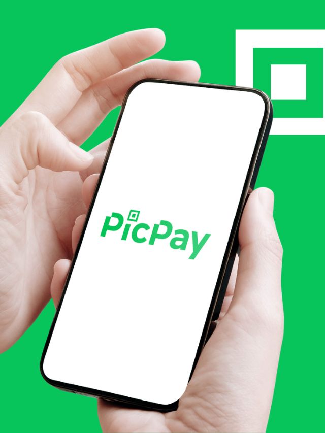 Pessoa com o app do PicPay aberto