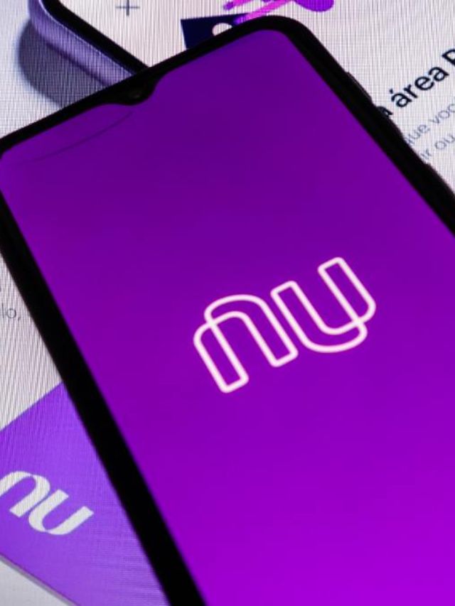 Celular com o app do Nubank aberto