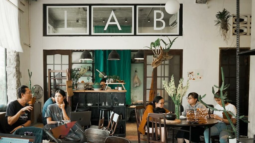 Projeto de decoração com 3 quadros em bar