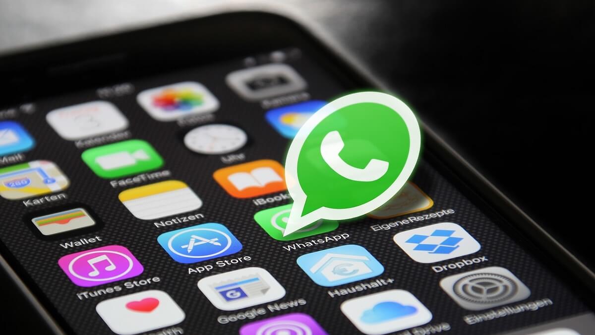 WhatsApp na tela de um celular