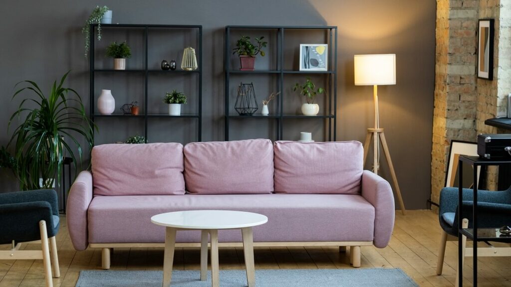 Modelos de sofá: como escolher o ideal para sua sala 2 Sala com sofá rosa