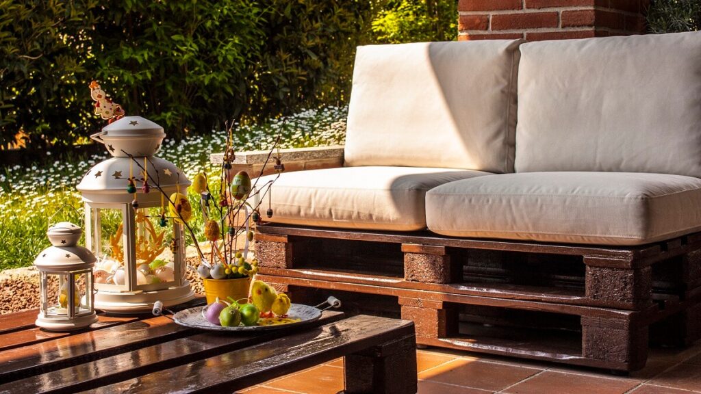 Modelos de sofá: como escolher o ideal para sua sala 6 Sofá de pallets em varanda
