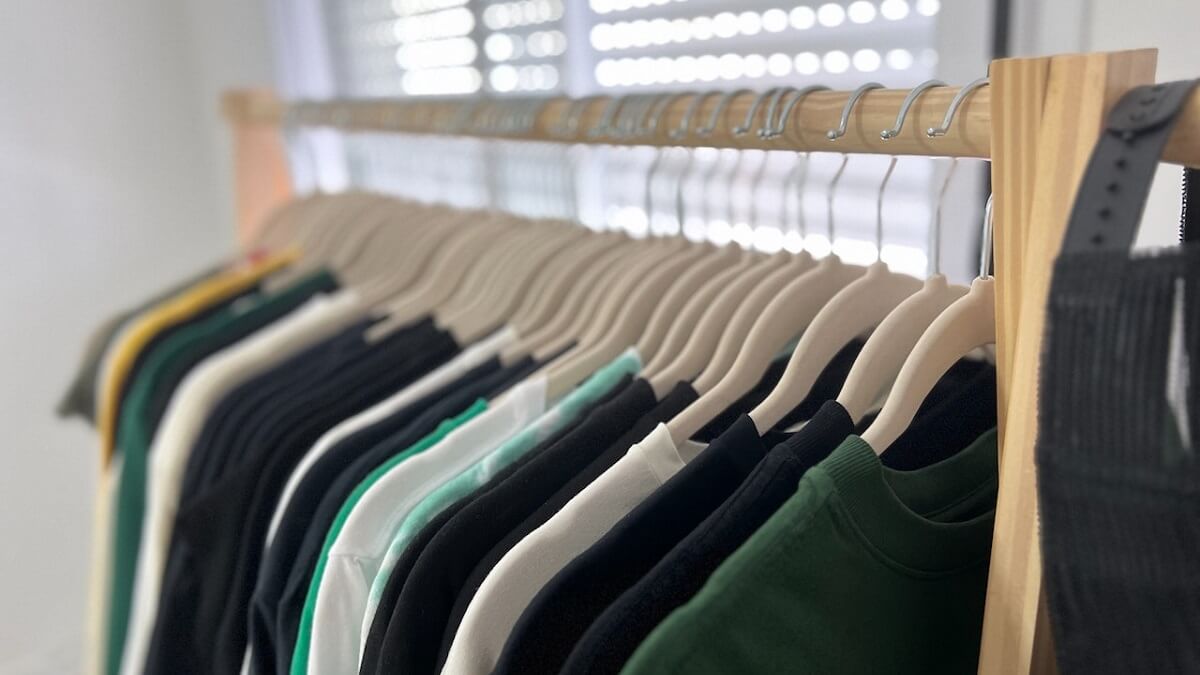 Cabideiro com diversas cores de camisas
