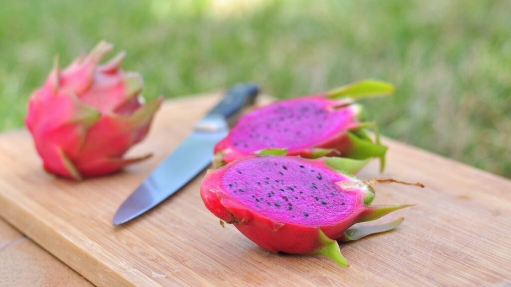 Pitaya roxa cortada ao meio