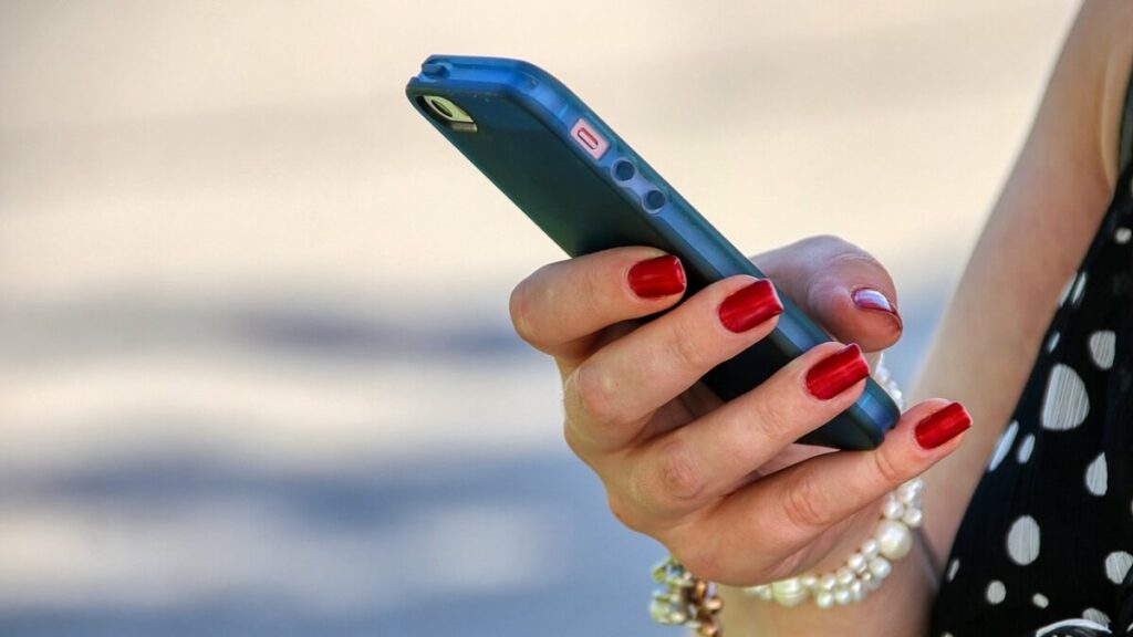 O que significa mb no WhatsApp: Conheça as gírias da internet! 2 Pessoa mexendo no celular