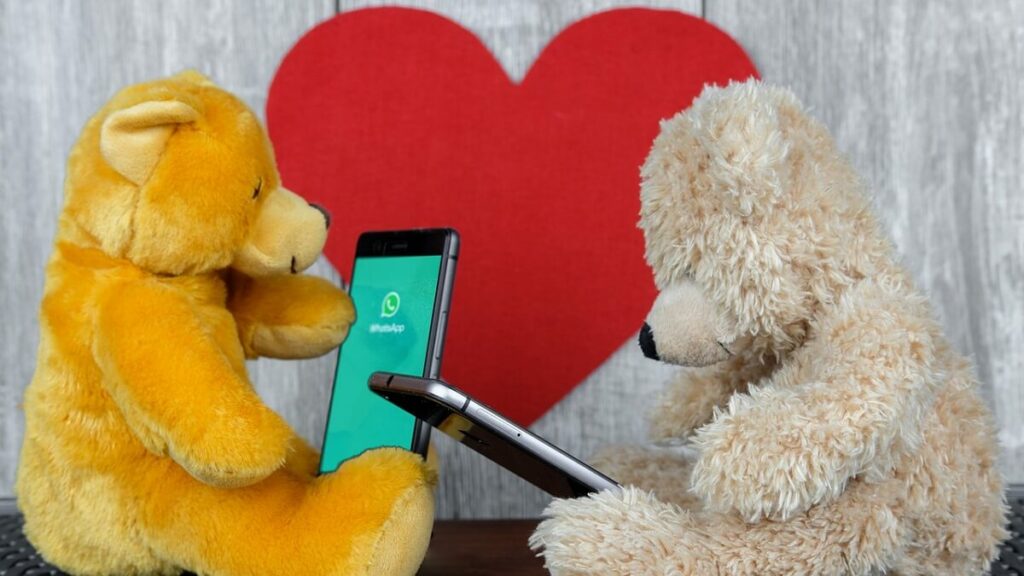 O que significa mb no WhatsApp: Conheça as gírias da internet! 1 Ursos de pelúcia com WhatsApp no celular
