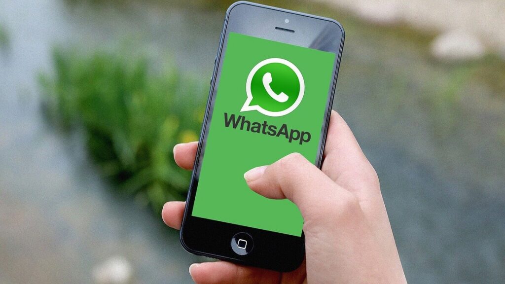 WhatsApp na tela de um celular