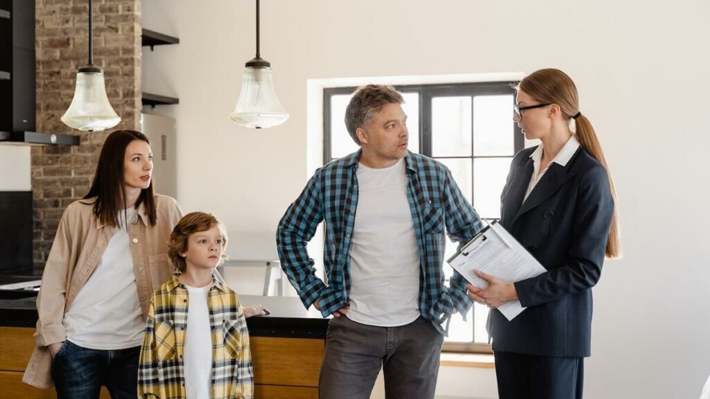 Corretora de imóveis mostrando a casa para compradores