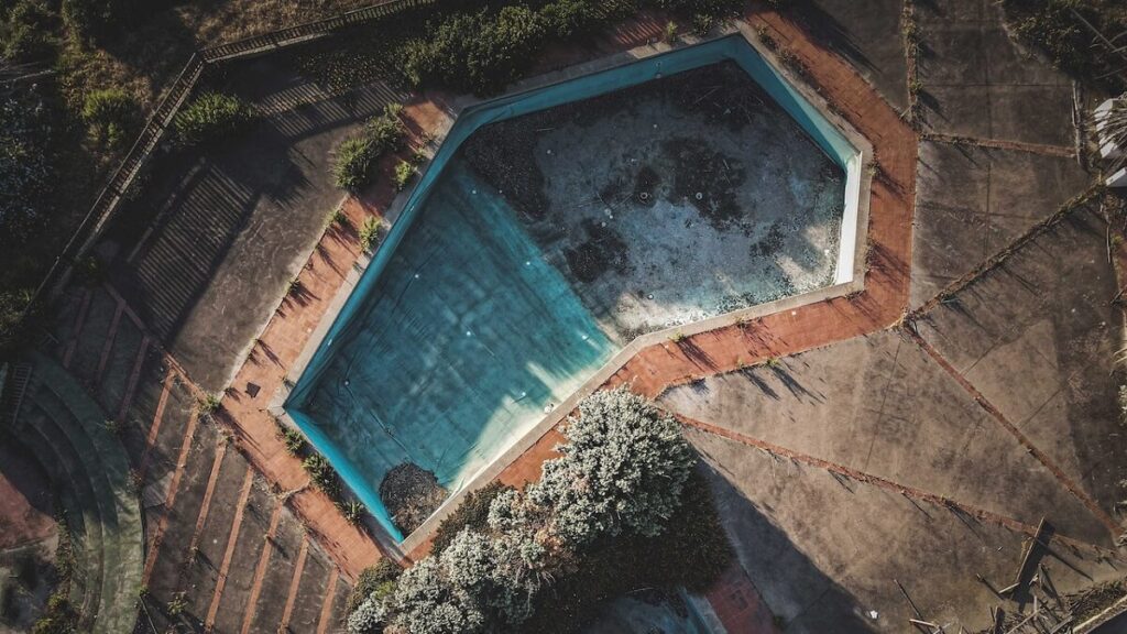 Piscina suja e abandonada em uma casa