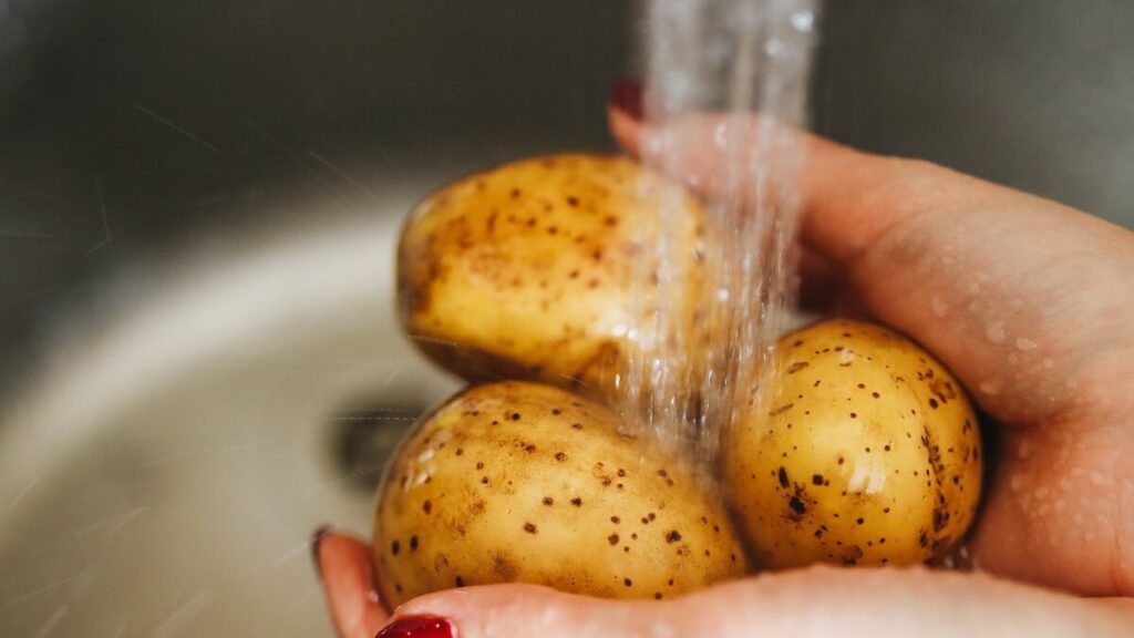6 Águas de Cozimento que você NÃO deve jogar fora! 3 Pessoa lavando batatas