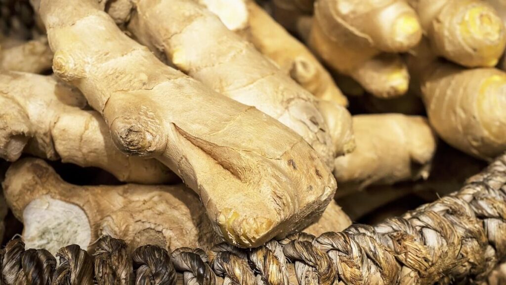 Gengibre em uma cesta de palha