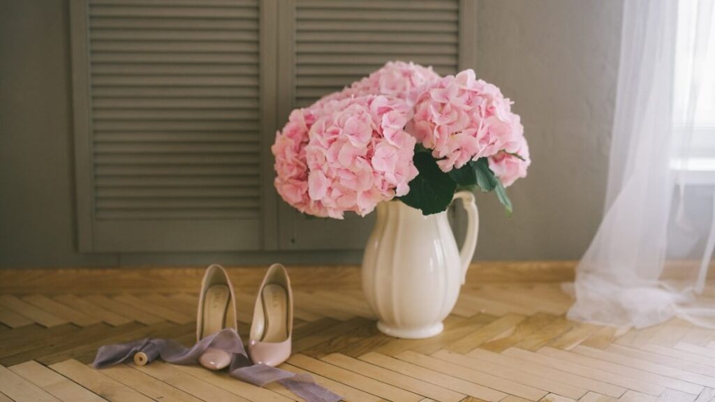 Hortênsia como cuidar, plantar e fazer mudas + 15 dicas fundamentais! 6 Hortênsia rosa em um pequeno vaso branco