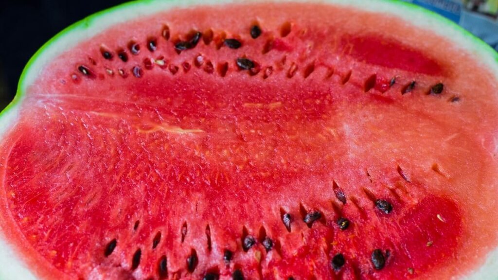 Como plantar melancia: Veja 11 dicas fundamentais! 5 Melancia cortada ao meio