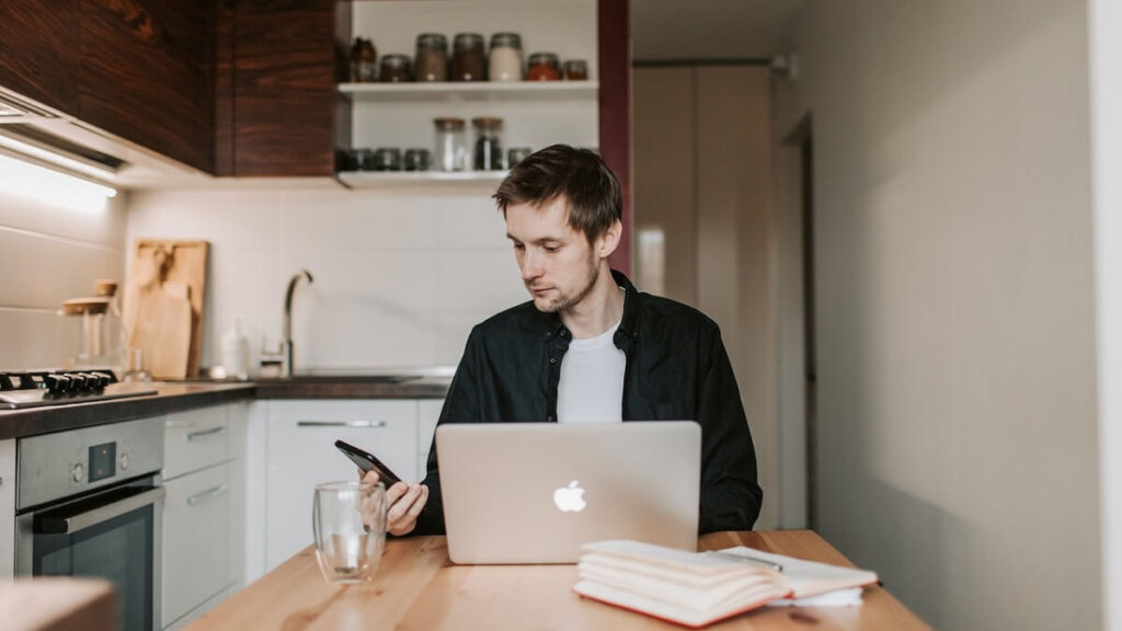 O que significa CTT no WhatsApp: Aprenda Já! 4 Homem falando com pessoas pelo celular