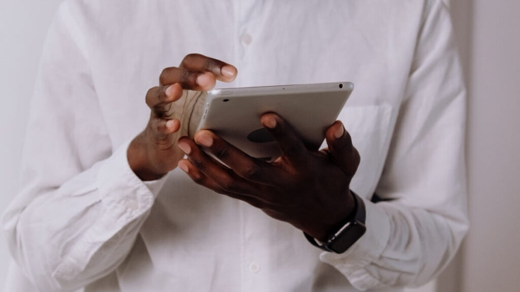 O que significa CTT no WhatsApp: Aprenda Já! 2 Pessoa mexendo no celular