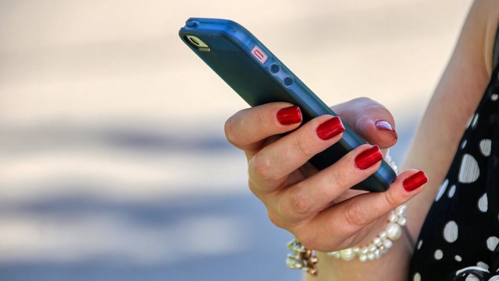 O que significa fds no WhatsApp? Veja agora mesmo os 2 significados! 2 Pessoa mexendo no seu celular