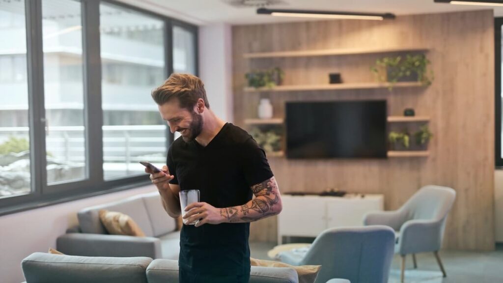 O que significa kkkk no WhatsApp: Confira mais aqui! 3 Homem mexendo no celular e rindo