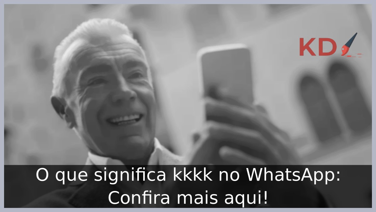 O que significa kkkk no WhatsApp: Confira mais aqui! 3 Homem rindo e olhando para celular