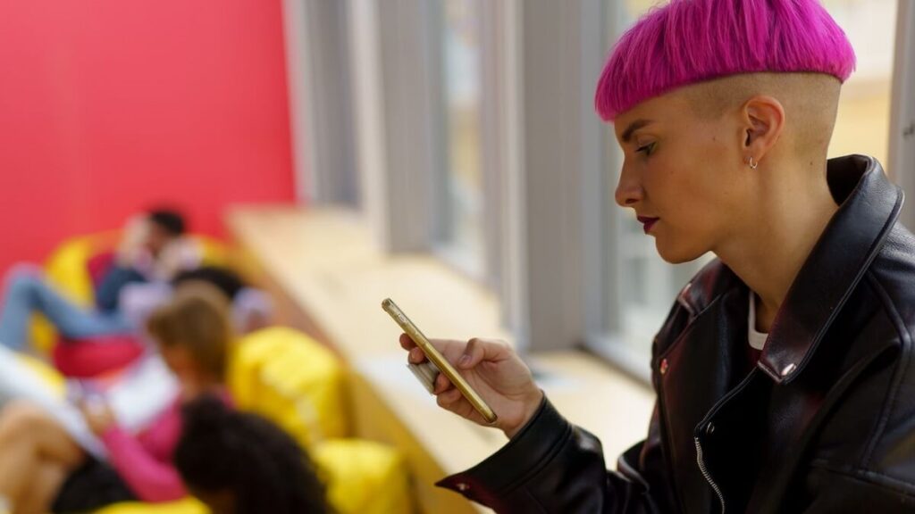 O que significa vdd no WhatsApp: Veja já! 4 Mulher com cabelo rosa mexendo em seu celular