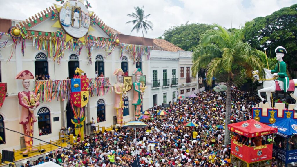 Carnaval de Olinda, com várias pessoas festejando