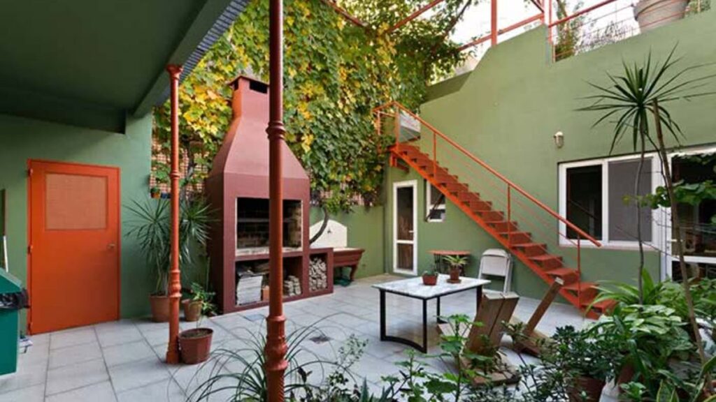 Ideias de decoração para dar uma cara nova à área externa de casa 1 Cor vibrante para área externa