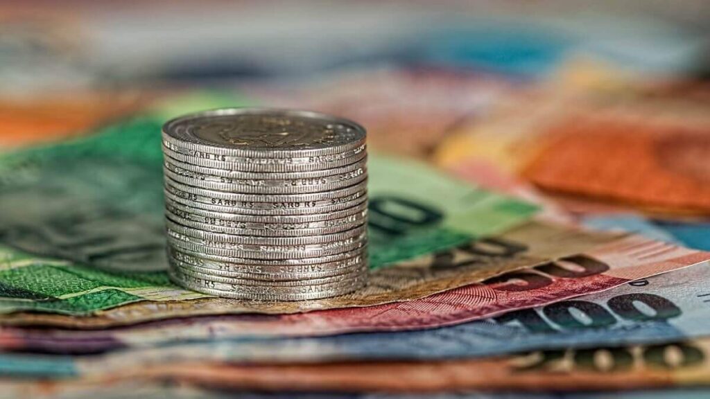 Declaração de Imposto de Renda 2023: Descubra como declarar pela primeira vez e mais! 2 Dinheiro em moedas e cédulas
