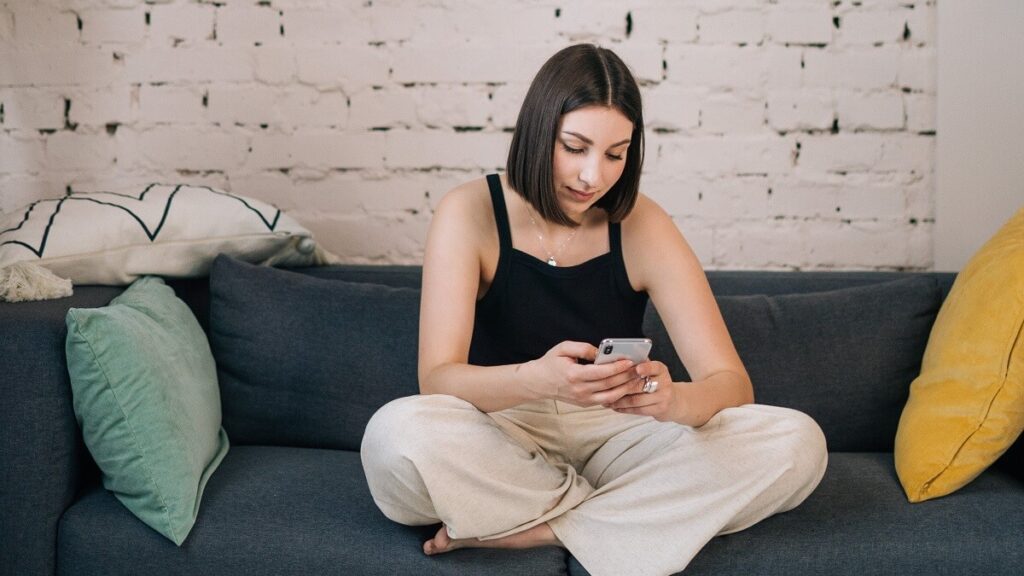 O que significa att no WhatsApp: Confira quando usar esta abreviação! 2 Mulher usando o WhatsApp