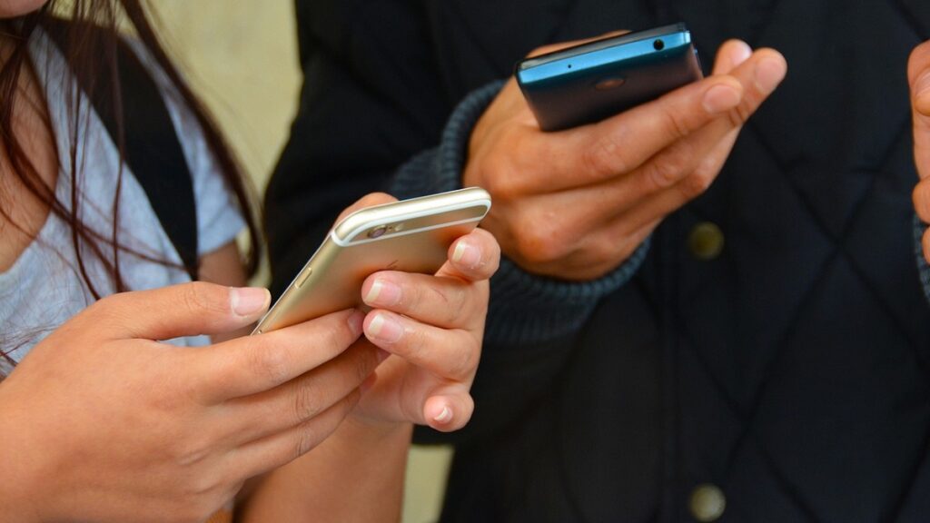 O que significa slc no WhatsApp, descubra quando usar esse tipo de gíria! 2 Pessoas usando o WhatsApp