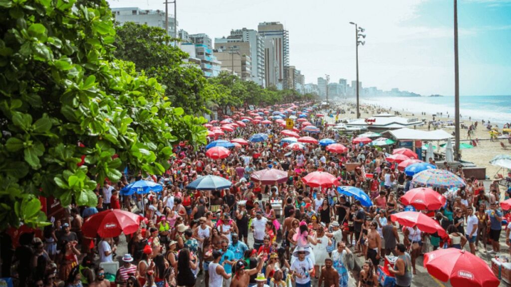 Onde passar o Carnaval 2023 - Rua cheia de pessoas fazendo festa