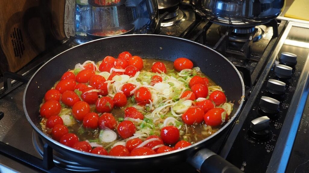 Tomate cereja na frigideira com outros legumes