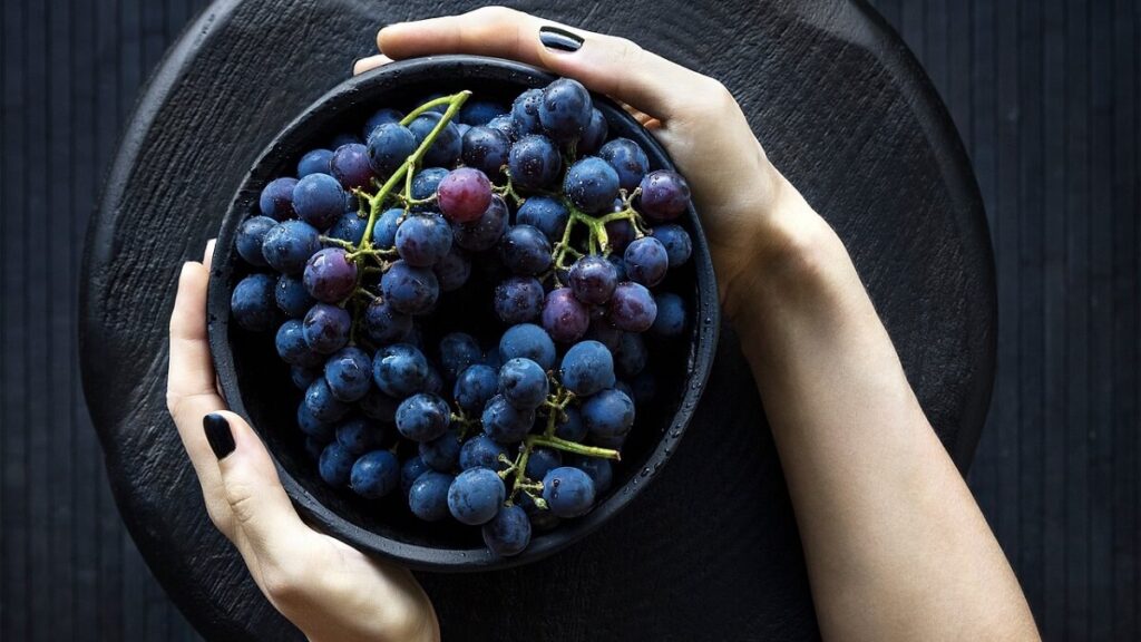 Descubra como plantar uva de uma forma simples com dicas incríveis! 4 Uvas na tigela